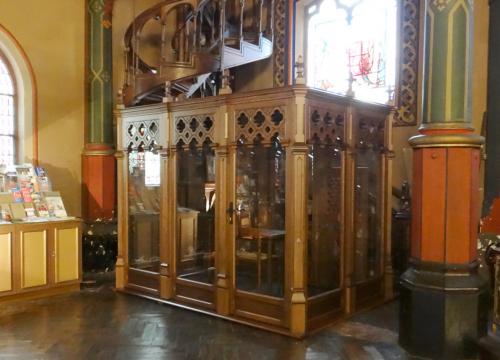 Konfesjonał w&nbsp;Kościele Saint Eugene Sainte Cecile w&nbsp;Paryżu